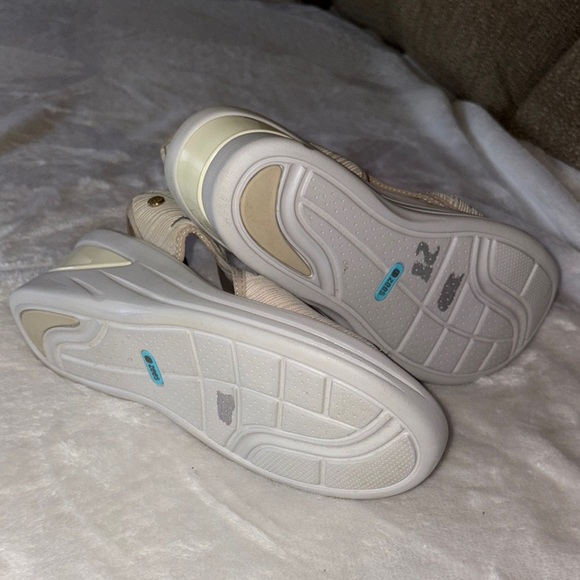 Gently Loved Vinny Peep-Toe Wedge Sandals by BZEES - Picture 9 of 11